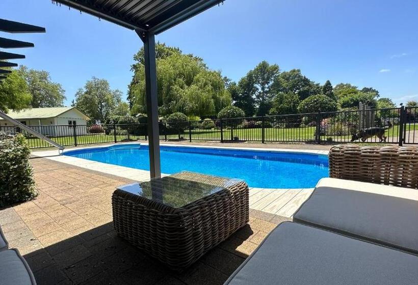 샬레, Rustling Oaks Nz Boho Pool House
