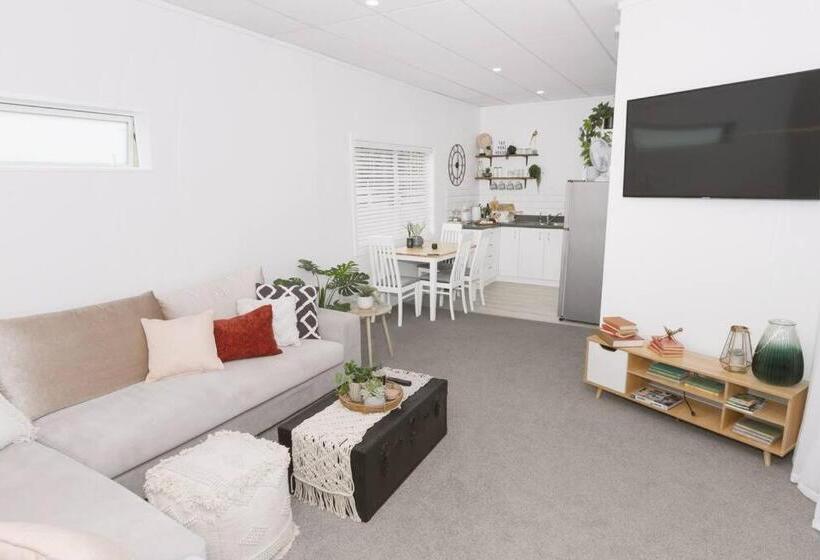 샬레, Rustling Oaks Nz Boho Pool House