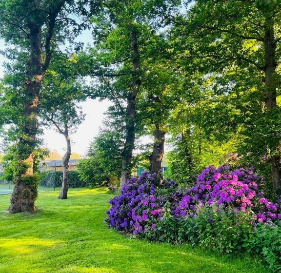 منزل غرفتين نوم, Whitmoor Farm