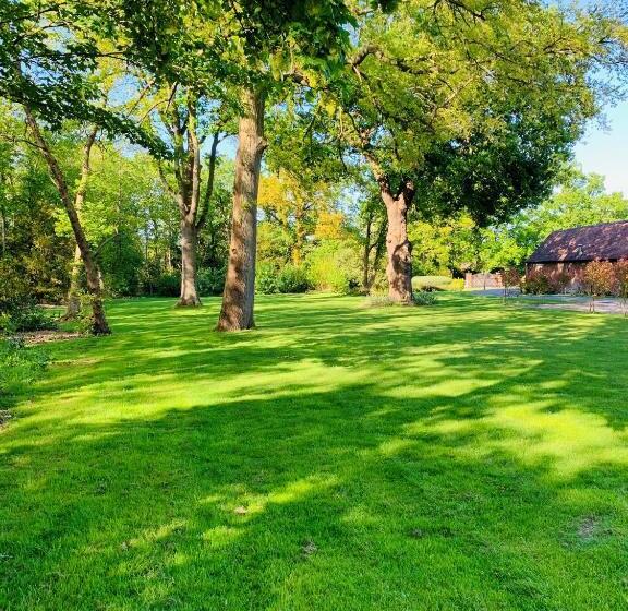 منزل غرفتين نوم, Whitmoor Farm