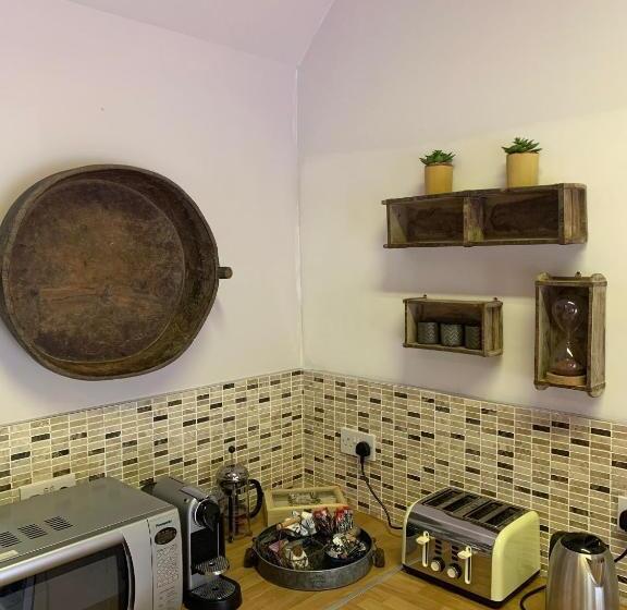 منزل غرفتين نوم, Whitmoor Farm