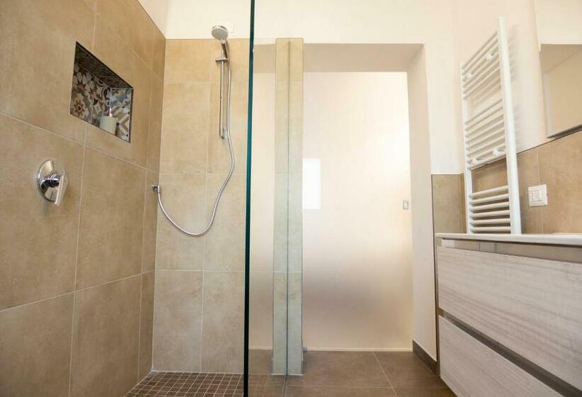 标准间, La Corte Di Emma E Ale