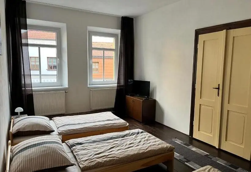 ルームシェアのワンベッド, Hostel Rk