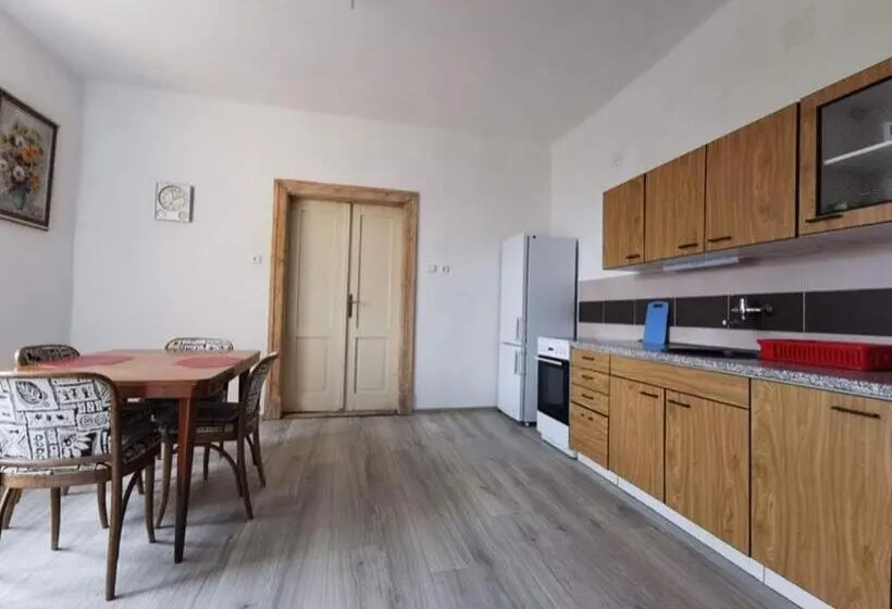ルームシェアのワンベッド, Hostel Rk