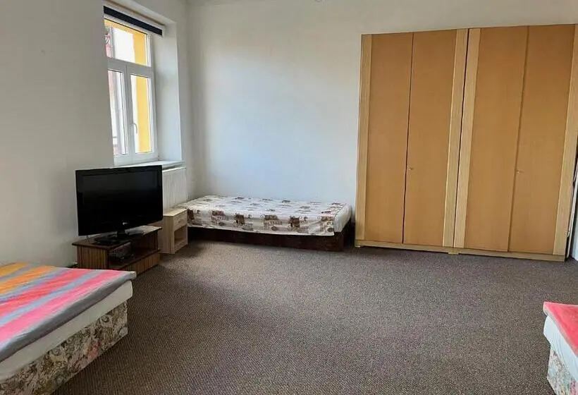 ルームシェアのワンベッド, Hostel Rk