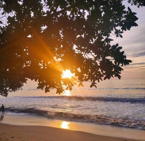 غرفة ديلوكس مطلّة علي البحر, Condominium Lippo Carita Selatan   Lantai Dasar