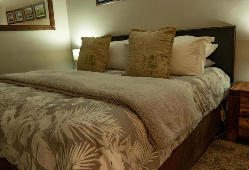 デラックススタジオ, Camdeboo Place