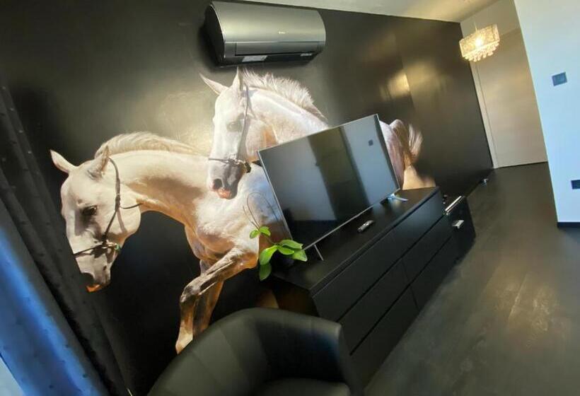 Номер Стандарт с Балконом, Gold Horse Vendégház