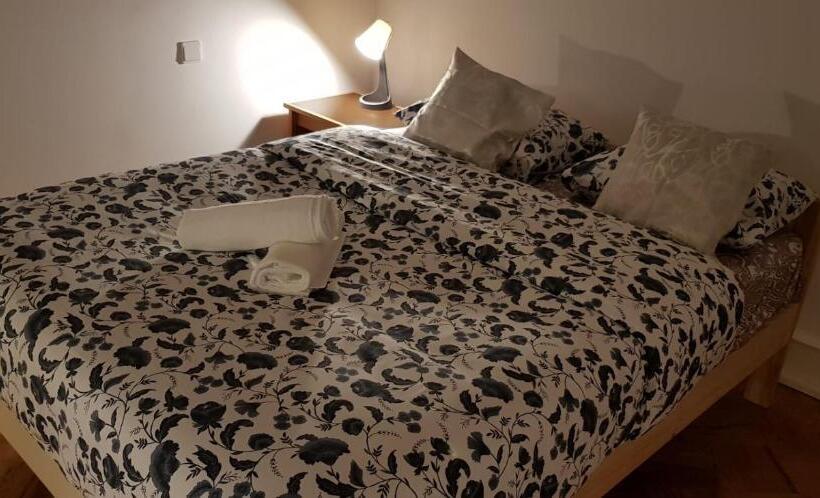 اتاق استاندارد با چشم‌انداز باغ, Rose View Guest House