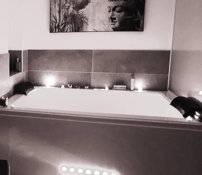 スタンダードスタジオ, Elle & Lui En Jacuzzi