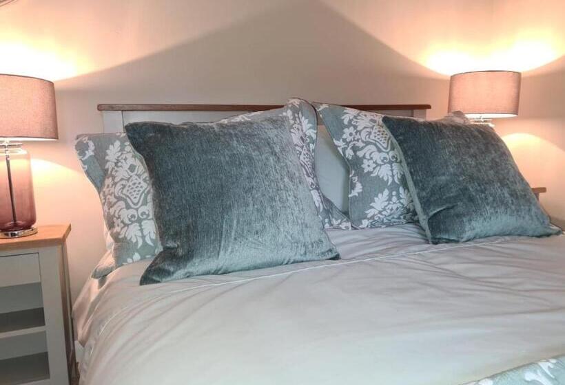 חדר דלוקס, Sixteen B