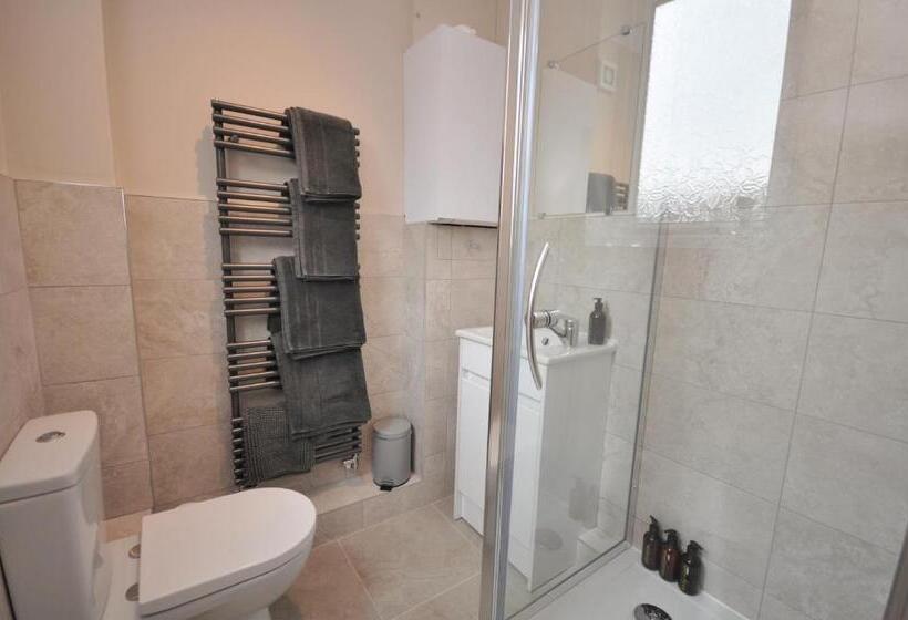 חדר דלוקס, Sixteen B