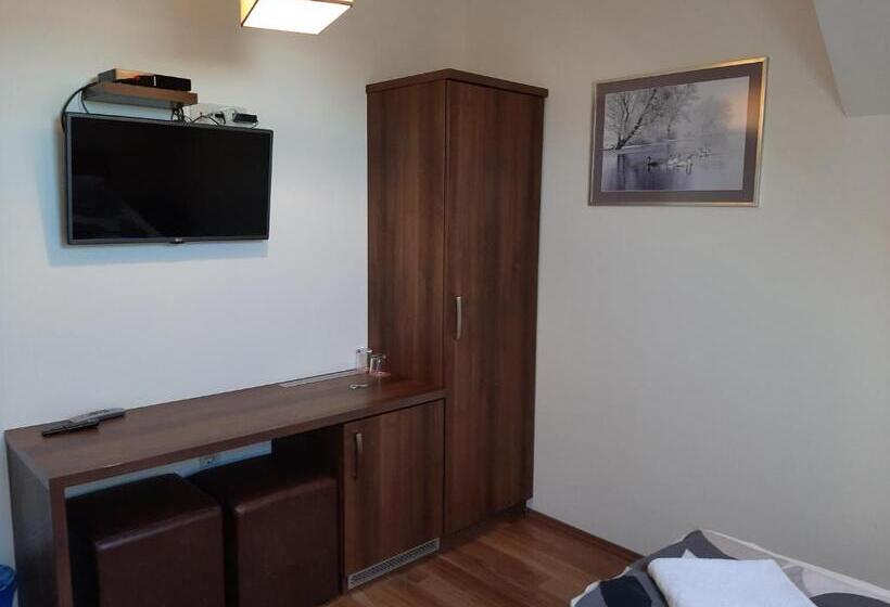 Standardrum, Viktória Lovas Panzió