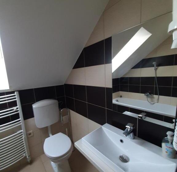 Standardrum, Viktória Lovas Panzió