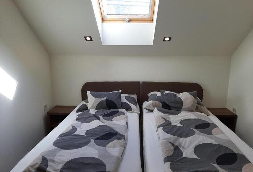 Standardrum, Viktória Lovas Panzió