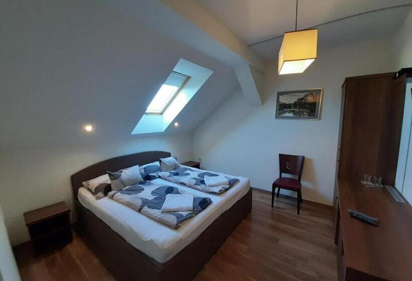 Familjerum, Viktória Lovas Panzió