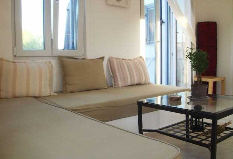 דירת חדר, Indigo Studios