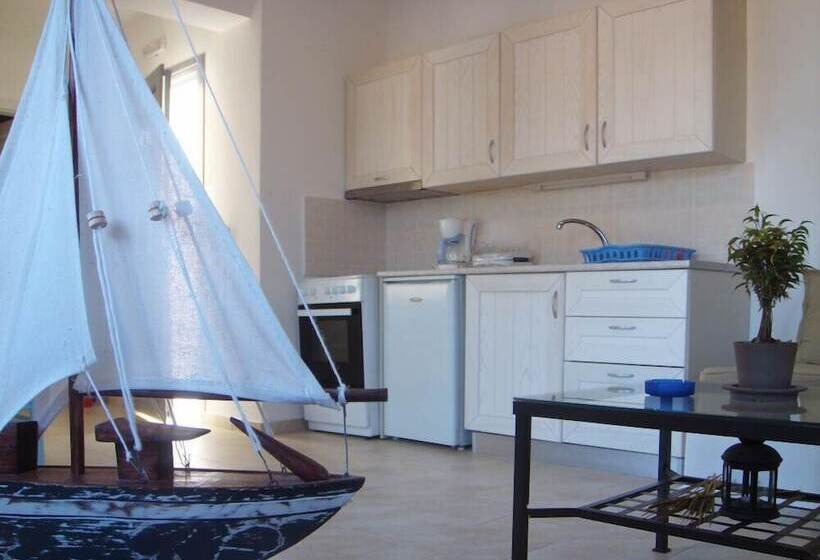 شقة غرفة واحدة, Indigo Studios