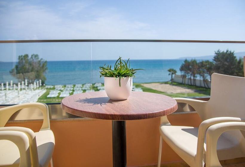 اتاق سوپریور خانوادگی با چشم‌انداز دریا, Kiani Beach Resort Family All Inclusive