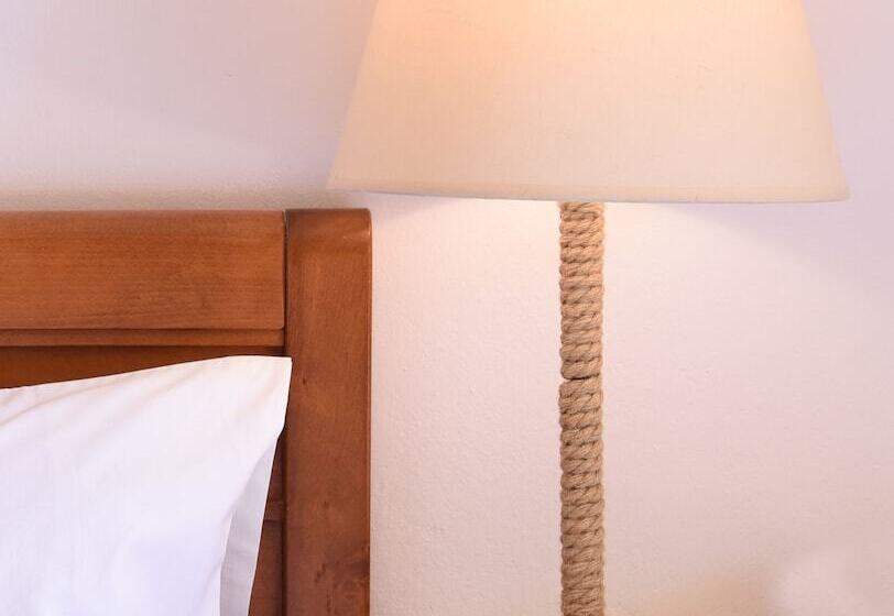 غرفة قياسية مطلّة علي البحر, The Flower Of Monemvasia