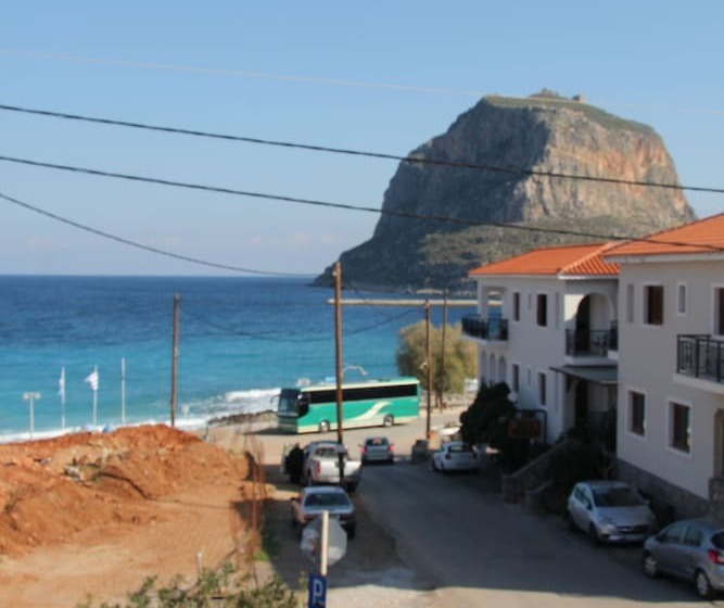 غرفة قياسية مطلّة علي البحر, The Flower Of Monemvasia