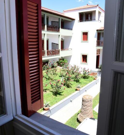 غرفة قياسية, The Flower Of Monemvasia