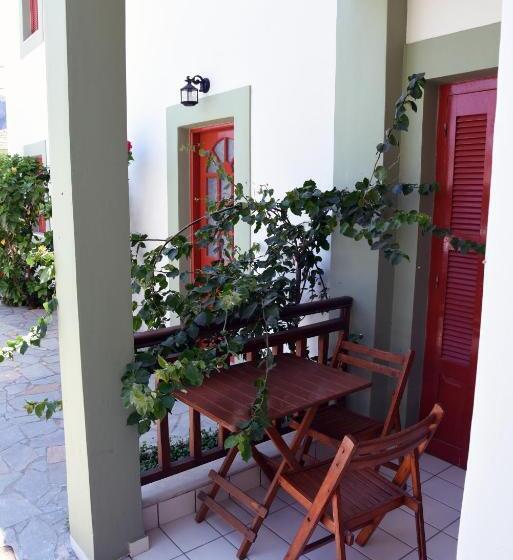 غرفة قياسية, The Flower Of Monemvasia