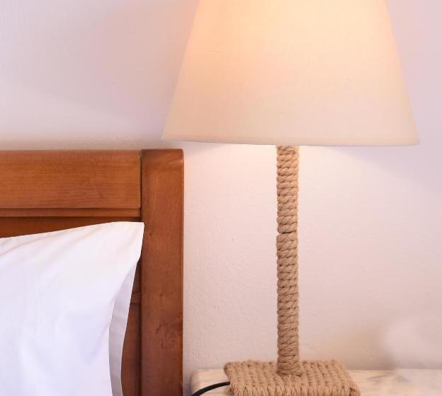 غرفة قياسية مطلّة علي البحر, The Flower Of Monemvasia