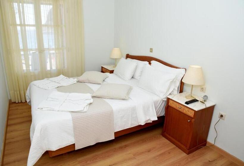 غرفة عائلية, The Flower Of Monemvasia