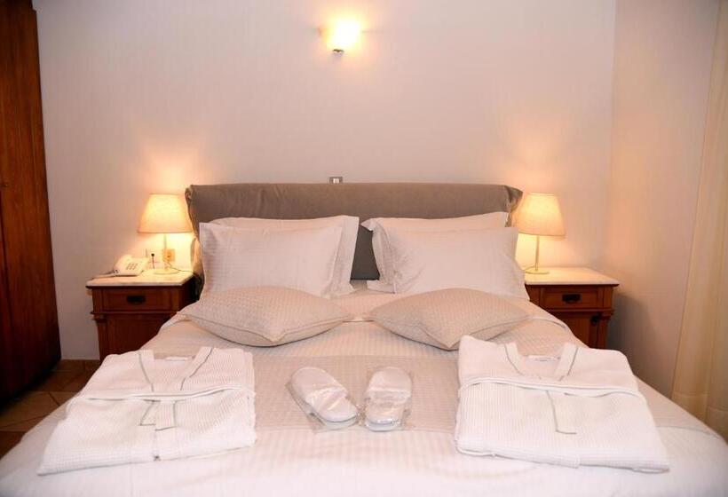 غرفة دور أخير, The Flower Of Monemvasia