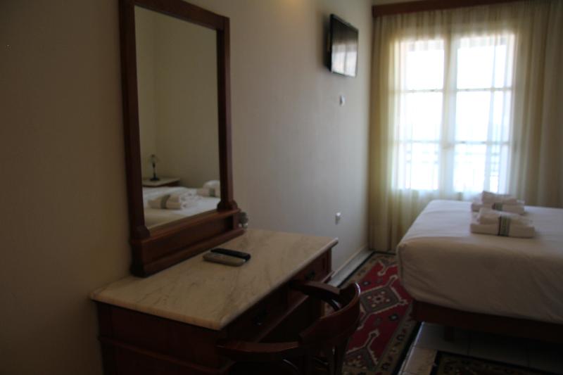 غرفة قياسية مطلّة علي البحر, The Flower Of Monemvasia