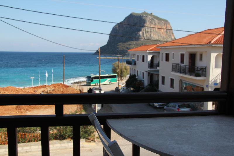 غرفة قياسية مطلّة علي البحر, The Flower Of Monemvasia