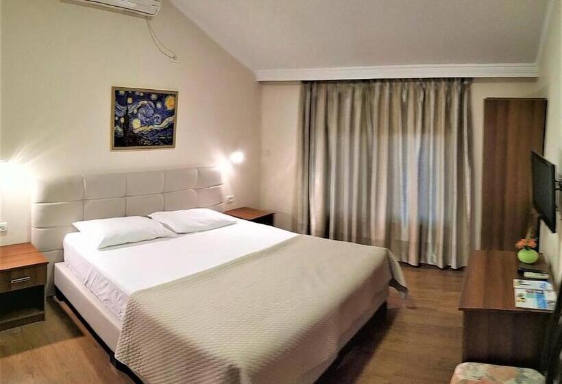 غرفة قياسية, Viktoria Tirana