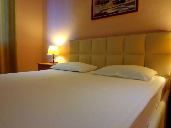 غرفة قياسية فردية, Viktoria Tirana