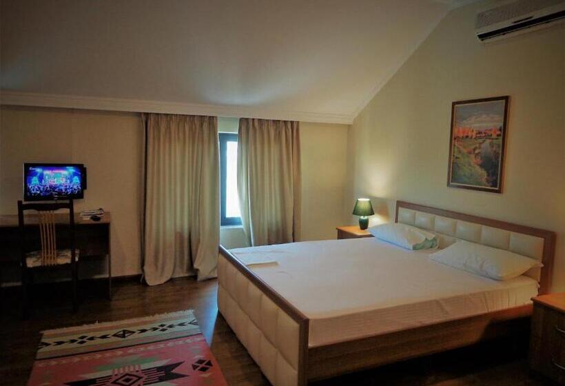 غرفة عائلية, Viktoria Tirana