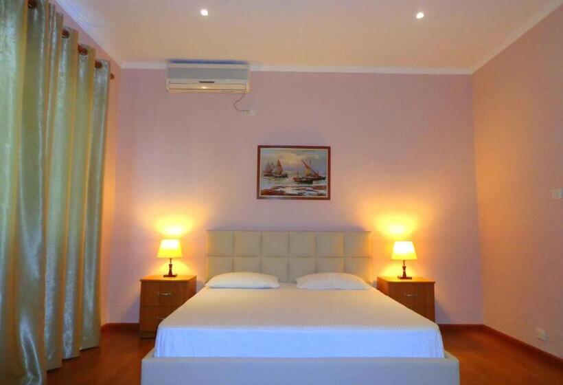 חדר משפחתי, Viktoria Tirana