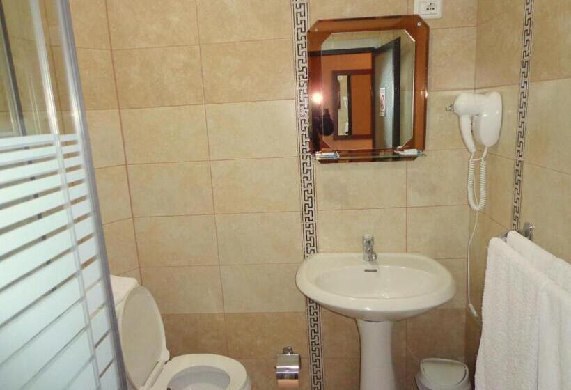 غرفة قياسية ثلاثية, Viktoria Tirana