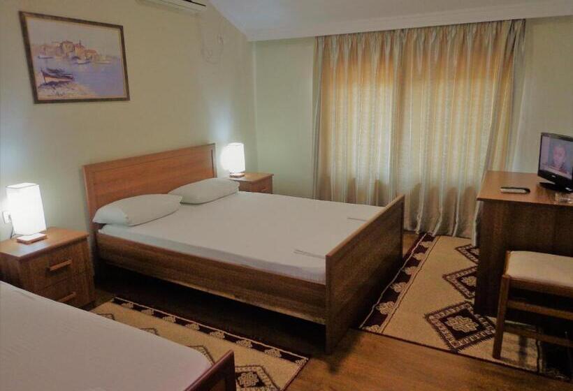 غرفة قياسية ثلاثية, Viktoria Tirana