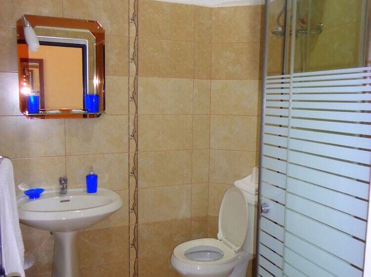 חדר סטנדרט לשלושה, Viktoria Tirana