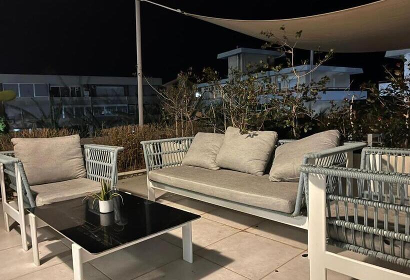 Полулюкс Одноместный с Террасой, Horizon Suites