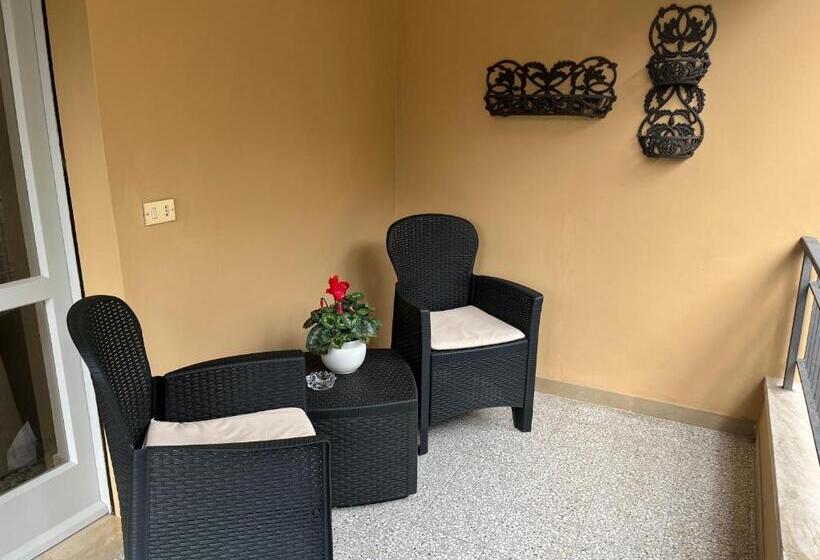 غرفة قياسية ثلاثية مزودة بتراس, Affittacamere Il Piccolo Borgo Foligno