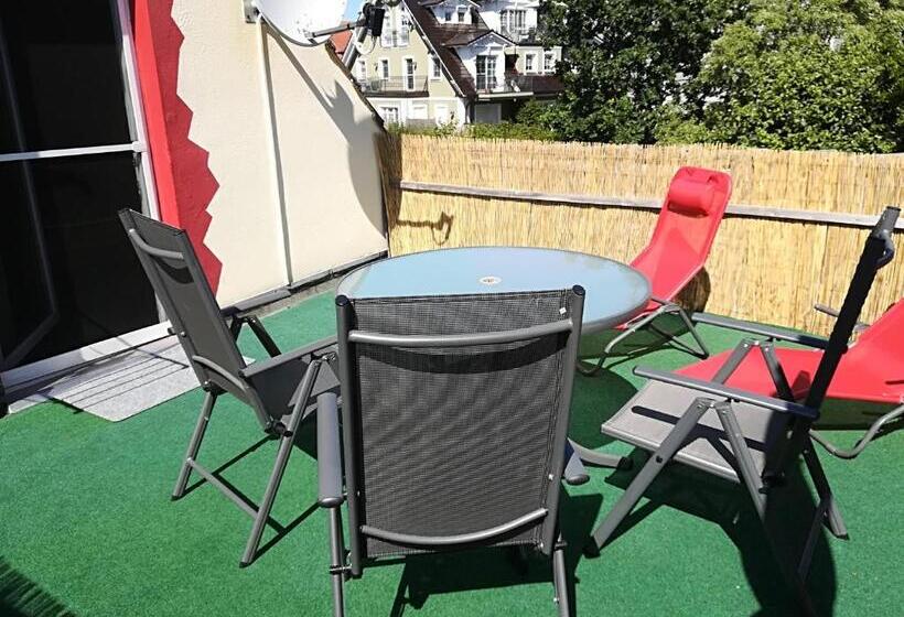 Standardrum med Terrass, Zur Alten Filmkiste