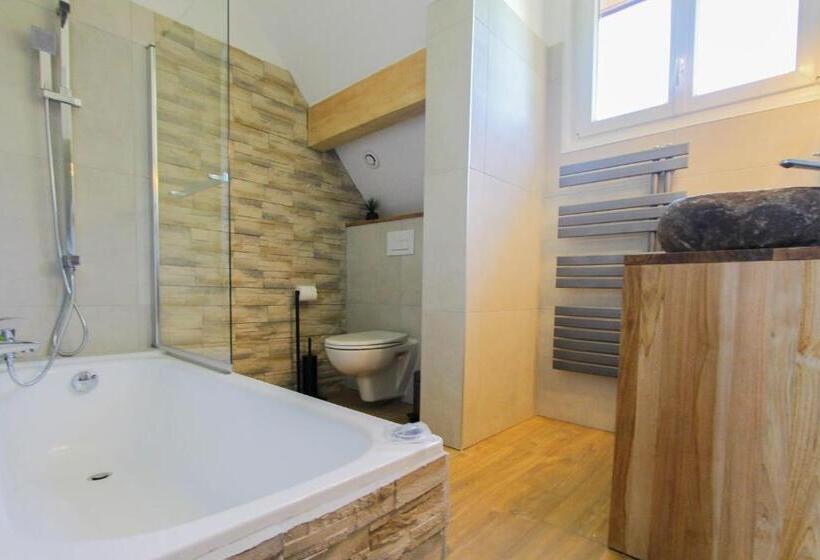 可观山景的小型套房, L étang De La Tourne