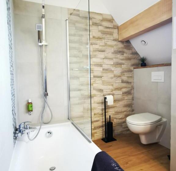 可观山景的小型套房, L étang De La Tourne