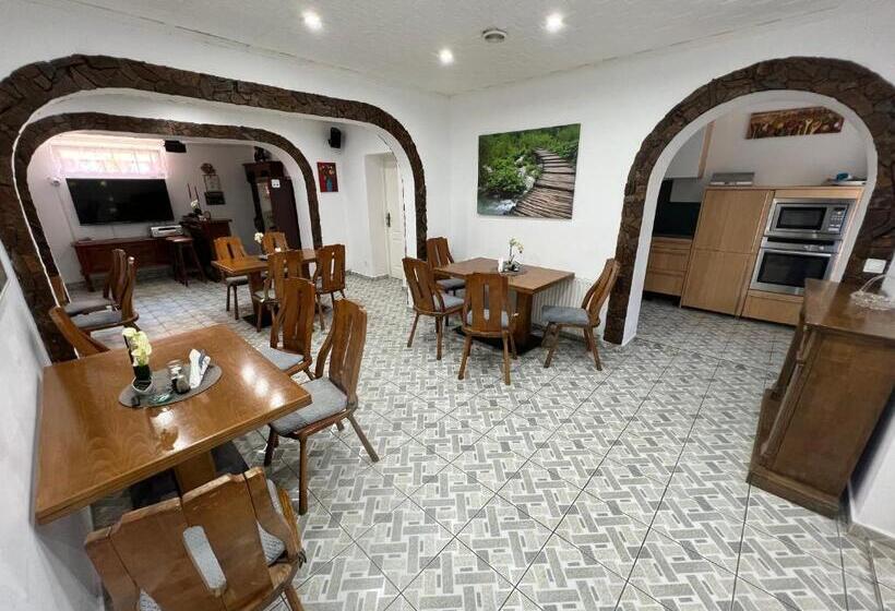 Номер Стандарт Вид на Бассейн, Gasthaus Casa Kugler