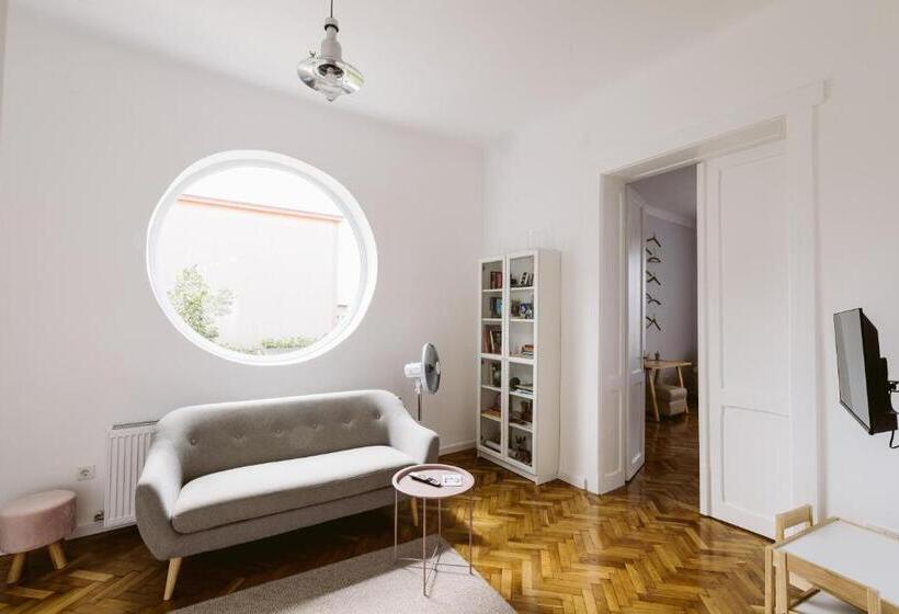 דירת שני חדרים, Hangers