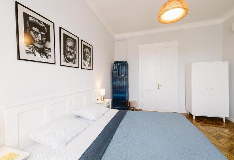 דירת שני חדרים, Hangers