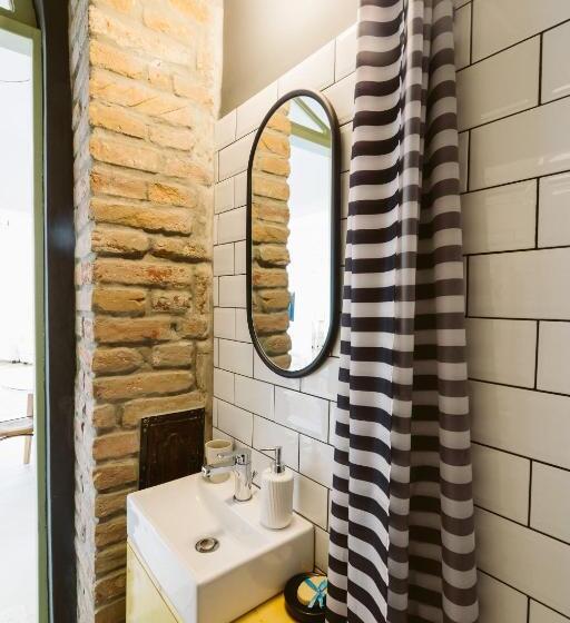 חדר משפחתי, Hangers