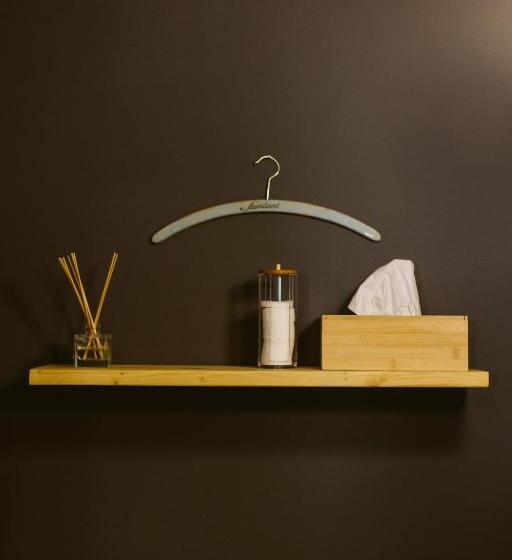 חדר משפחתי, Hangers