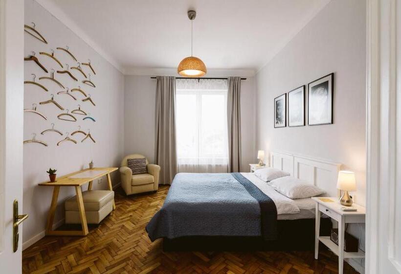 דירת שני חדרים, Hangers